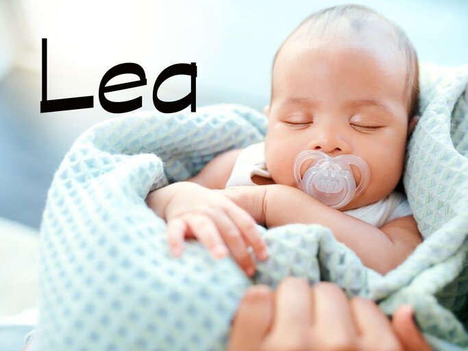 schlafendes Baby mit dem Namen Lea | © iStock.com | katleho Seisa
