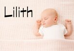 schlafendes Baby mit dem Namen Lilith | © iStock.com | inarik