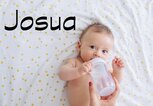 krabbelndes Baby mit dem Namen Josua | © iStock.com | petrunjela