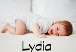 krabbelndes Baby mit dem Namen Lydia | © iStock.com | gpointstudio