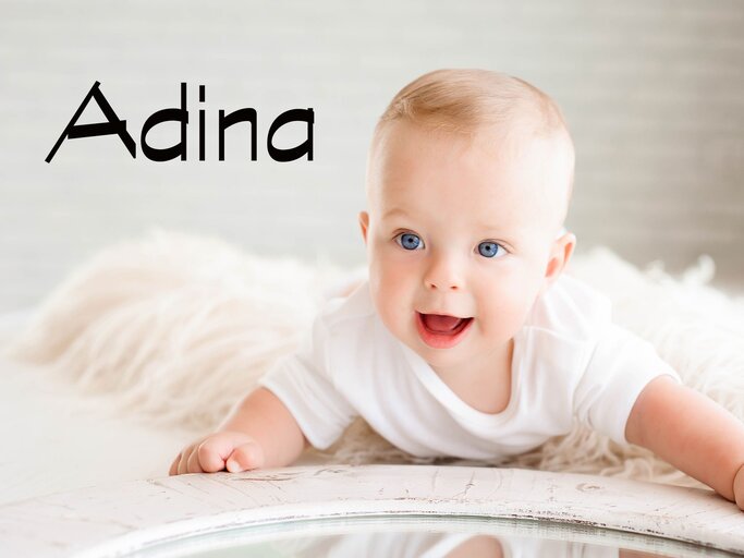 krabbelndes Baby mit dem Namen Adina | © iStock.com | Nagaiets