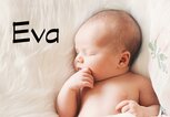 schlafendes Baby mit dem Namen Eva | © iStock.com | NataliaDeriabina