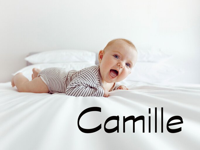 lachendes Baby mit dem Namen Camille | © iStock.com | Demkat