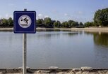 Ein "Nicht Schwimmen"-Gefahrenzeichen an einem See. | © iStock.com / janssenkruseproductions
