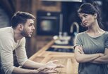 Junges Paar streitet, während sie in der Küche stehen. | © iStock.com / skynesher
