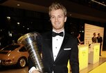 Nico Rosberg mit dem Weltmeisterpokal 2016. | © gettyimages.de / Gisela Schober