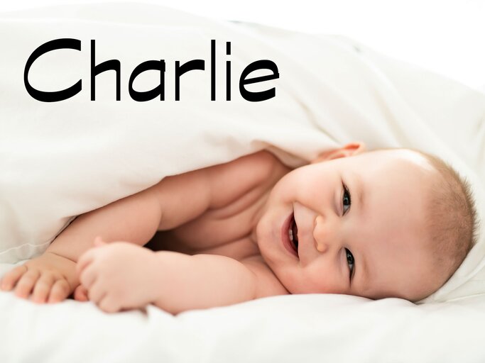 lachendes Baby mit dem Namen Charlie | © iStock.com / LSOphoto