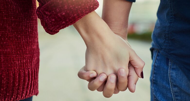 Paar hält Händchen | © iStock.com / PeopleImages