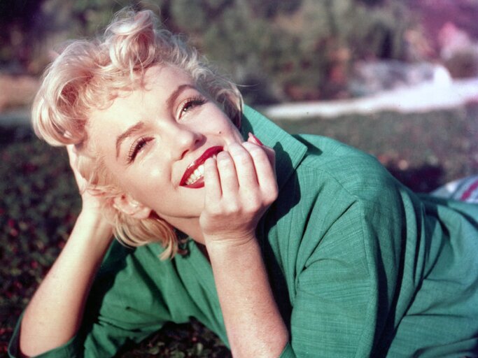 Farbfoto von Marilyn Monroe im Park | © Getty Images | Baron