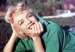 Farbfoto von Marilyn Monroe im Park | © Getty Images | Baron