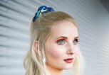 Anna Hiltrop mit Scrunchie-Frisur und glamourösem Make-Up | ©  gettyimages.de | Streetstyleshooters, Model: Anna Hiltrop