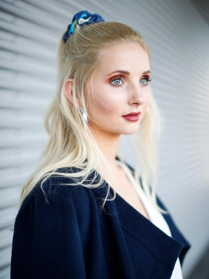 Anna Hiltrop mit Scrunchie-Frisur und glamourösem Make-Up | ©  gettyimages.de | Streetstyleshooters, Model: Anna Hiltrop