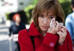 Frau hält sich ein Taschentuch an die Augen, da diese wegen eine Bindehautentzündung tränen. | © gettyimages.de / BSIP