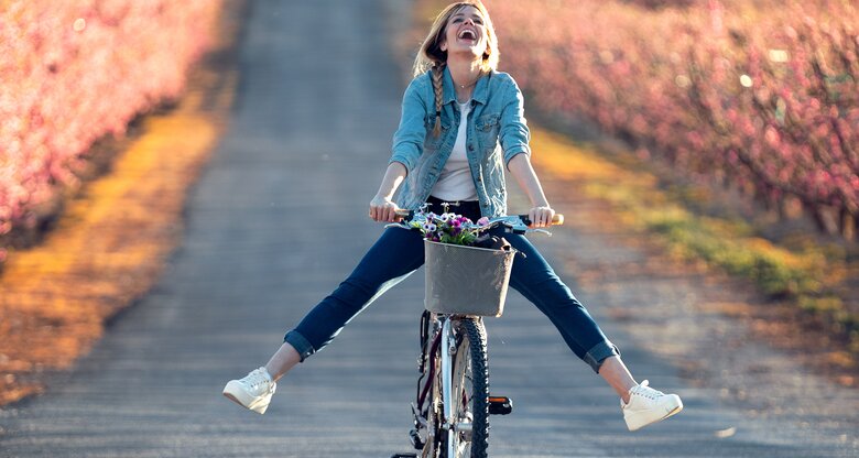 Frau fährt im Frühling Fahrrad | © Getty Images/	nensuria