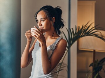 Junge Frau trinkt eine Tasse Kaffee | © Getty Images/Peopleimages