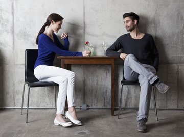Frau und Mann sitzen bei einem Date im Restaurant | © Getty Images/	Marco Baass
