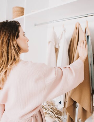 Frau steht vor dem Kleiderschrank | © shutterstock / kokulina